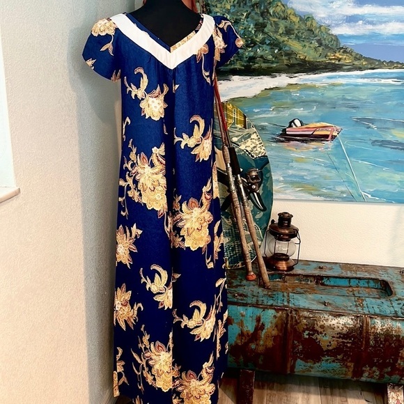 💙Hilo Hattie, Stunning Muumuu! Hard to Find Print, POCKETED, V-Neck, EUC, L - Picture 1 of 8